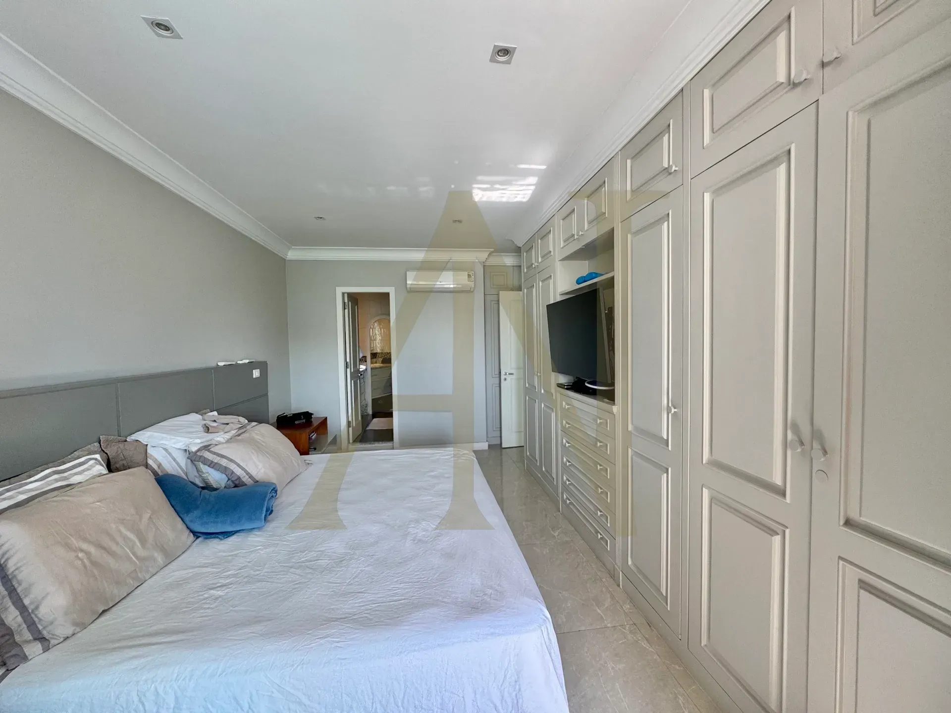 Furnished apartment with 4 bedrooms and 5 bathrooms — photo 29