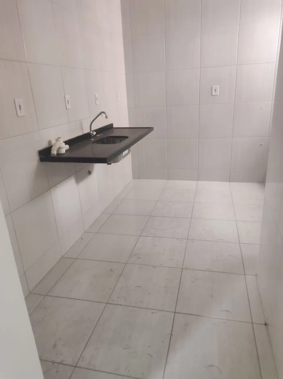 3-bedroom apartment in a building with a pool — photo 4