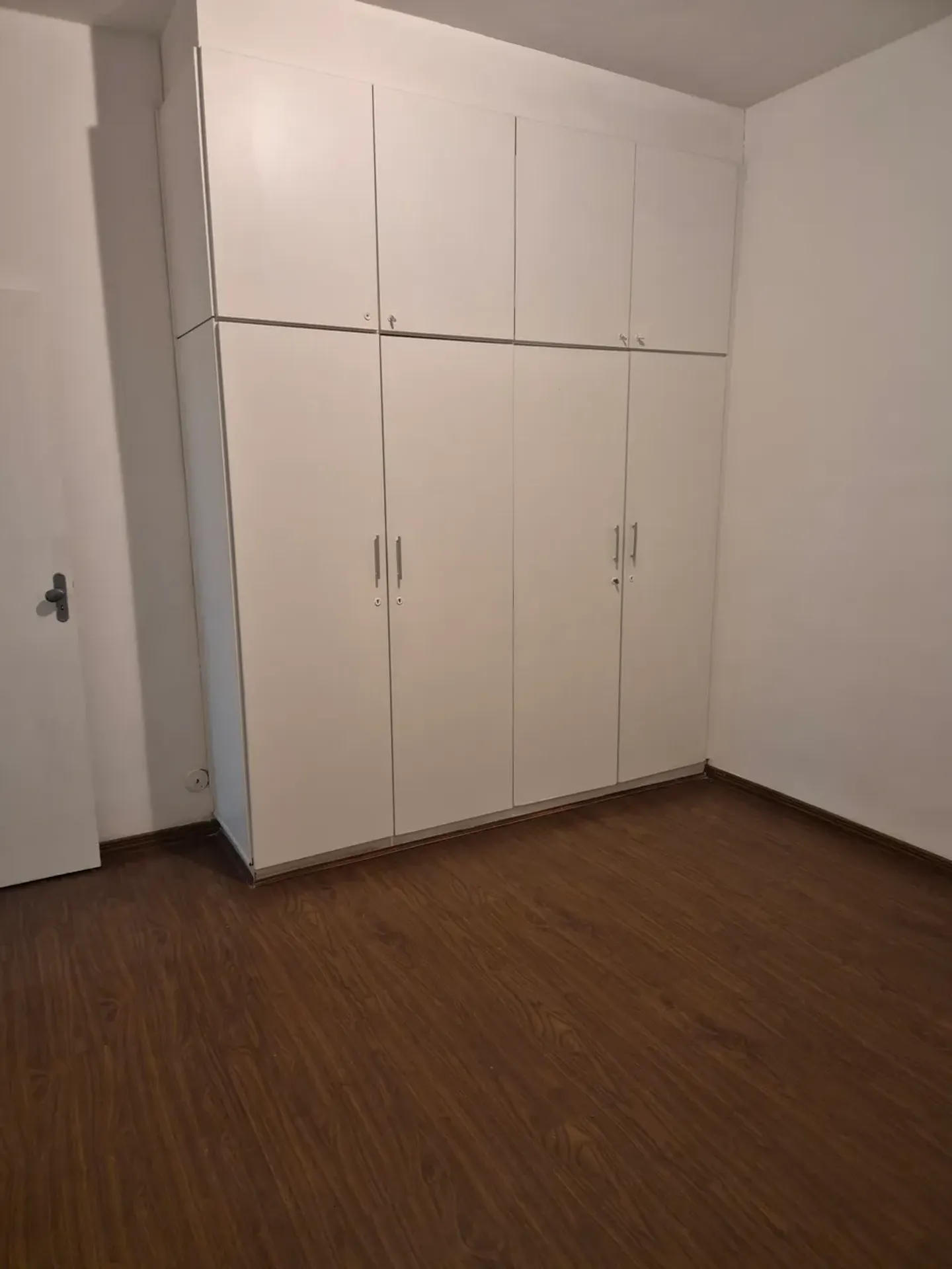 3-bedroom apartment with wood or laminate floors — photo 5