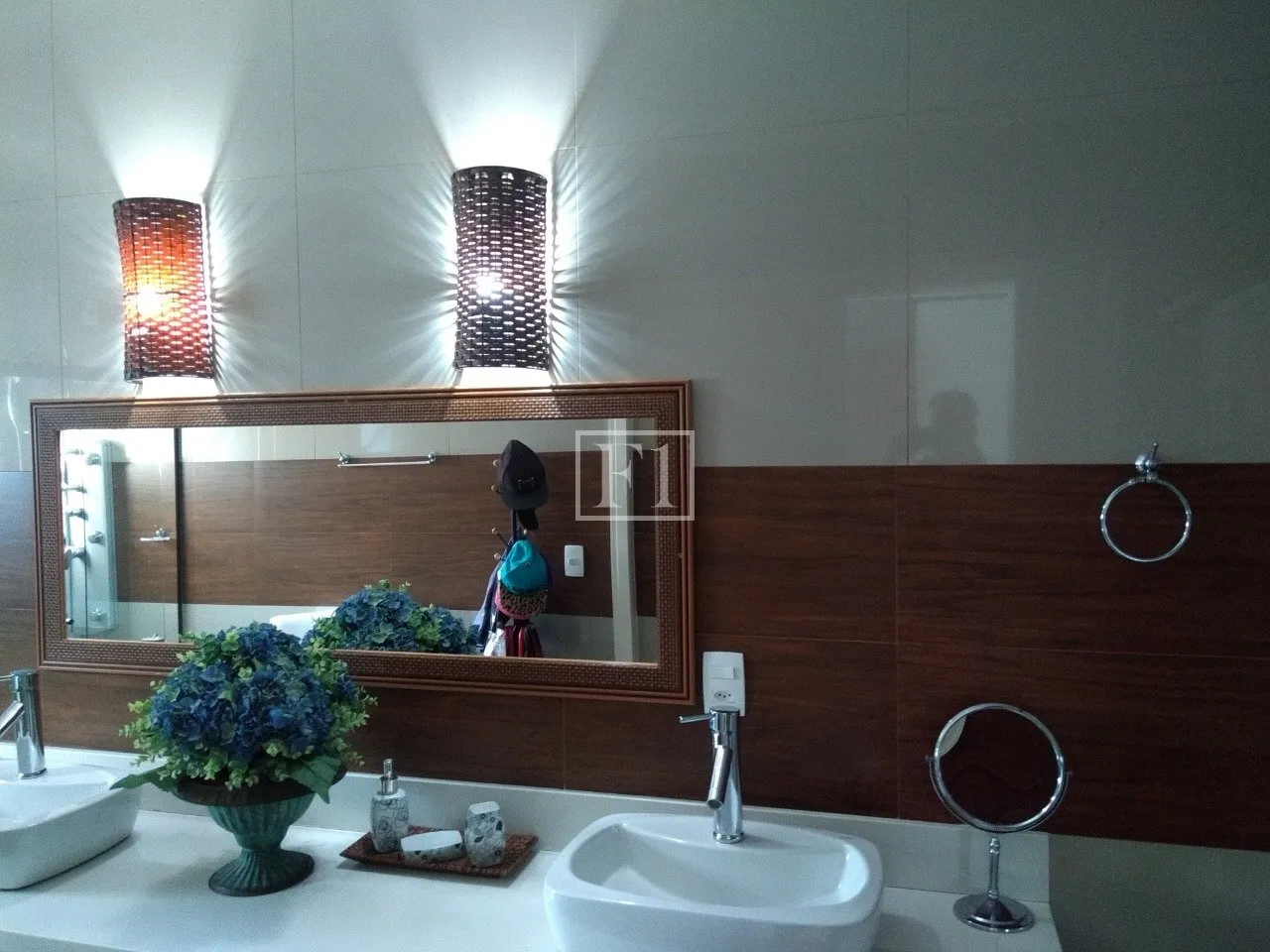 Furnished house, 450 m², with floor-to-ceiling windows — photo 52
