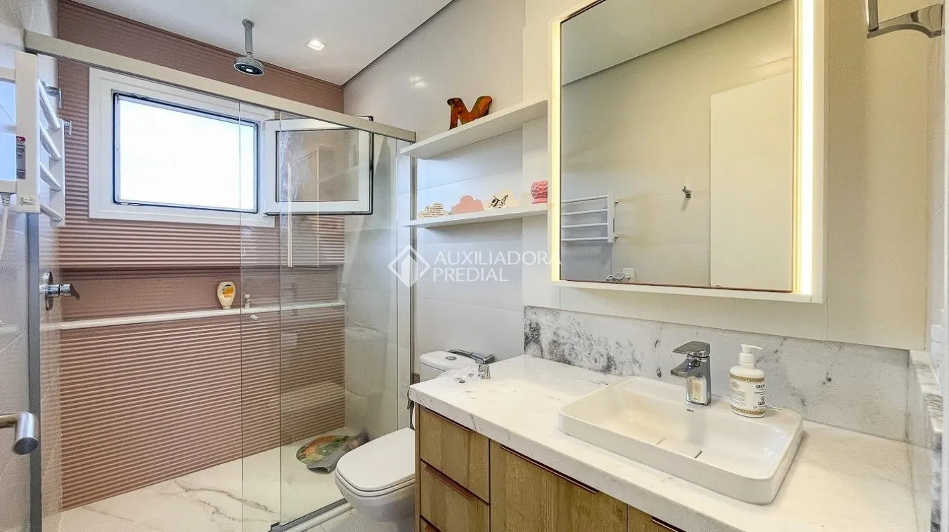 Furnished 431 m² house with 4 bedrooms and 6 bathrooms — photo 29