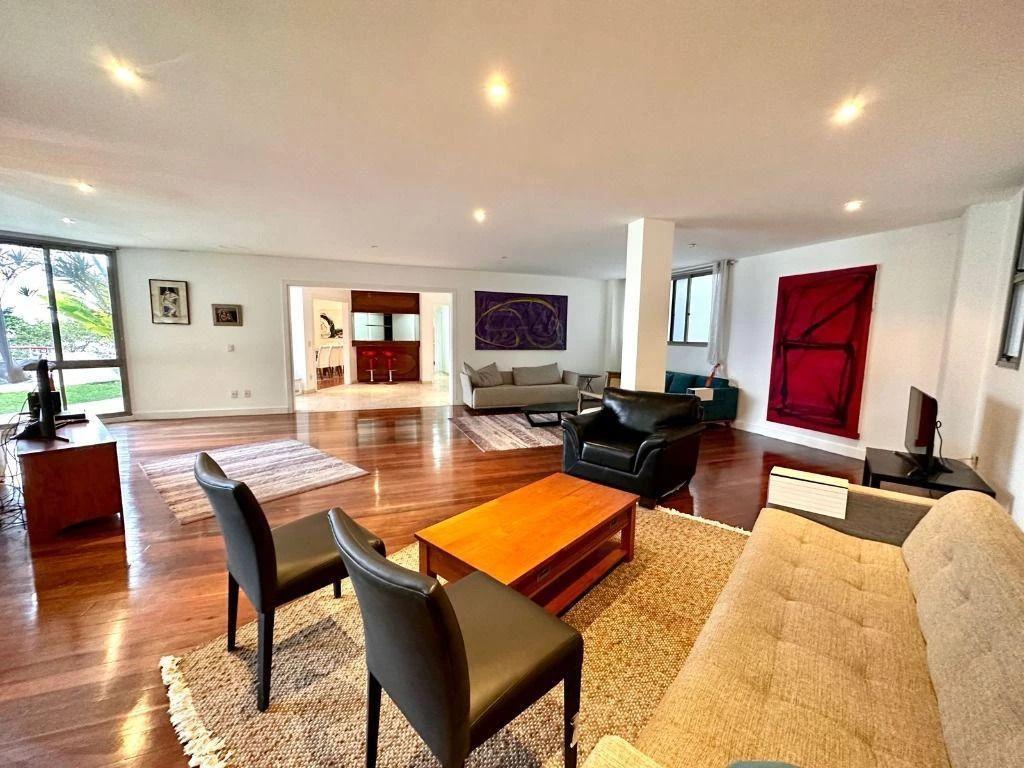 House with 5 bedrooms and 5 bathrooms