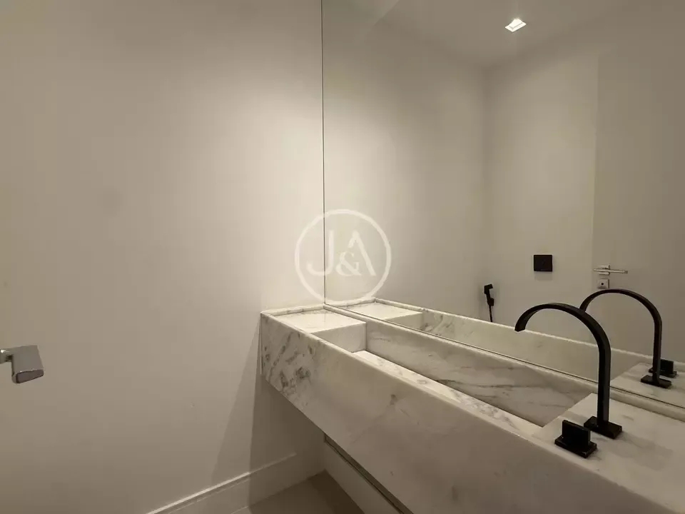 Apartment, 127 m², with wood or laminate floors — photo 14