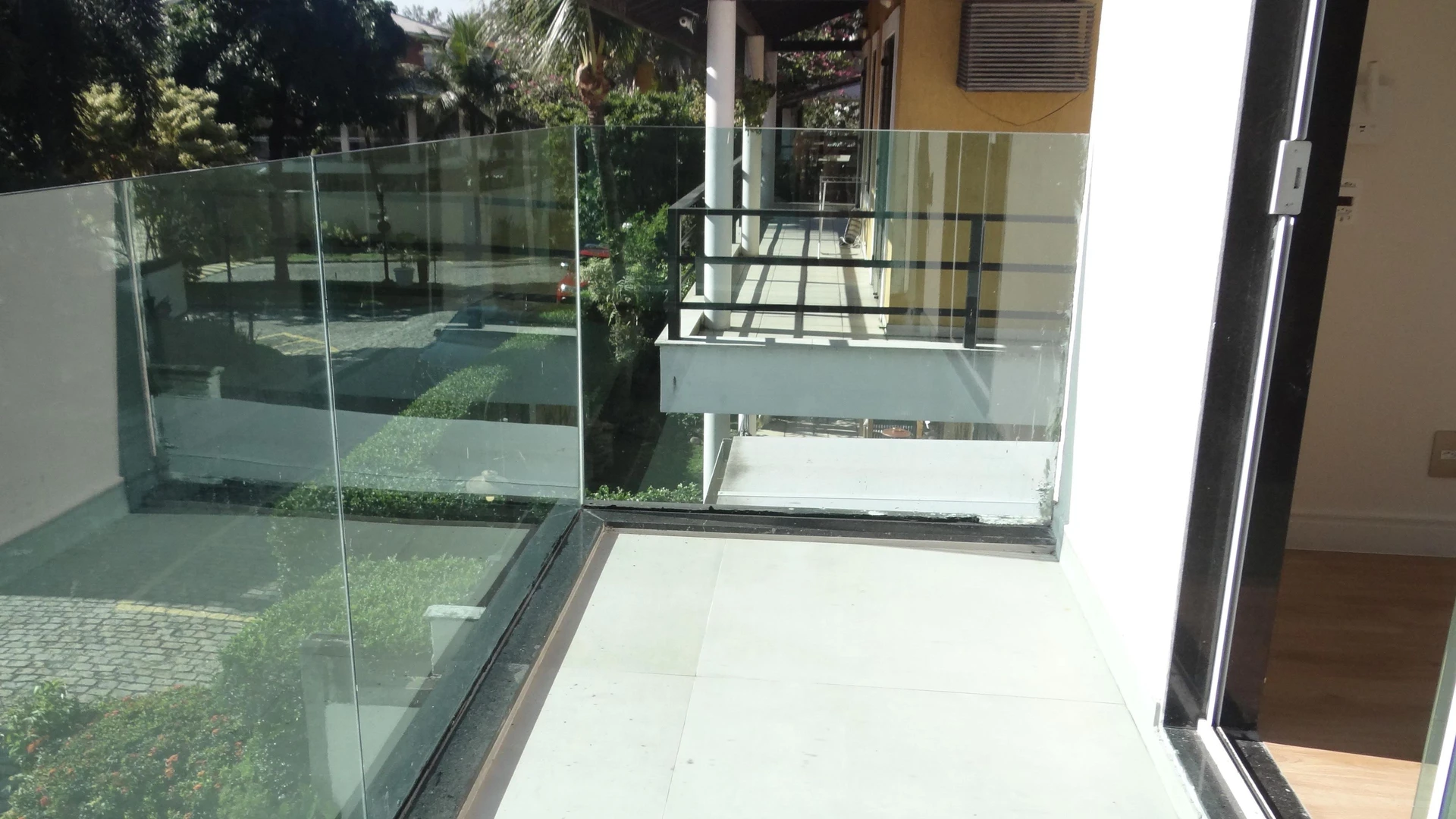 Casa de 384 m² com janelas do piso ao teto e varanda gourmet — photo 96