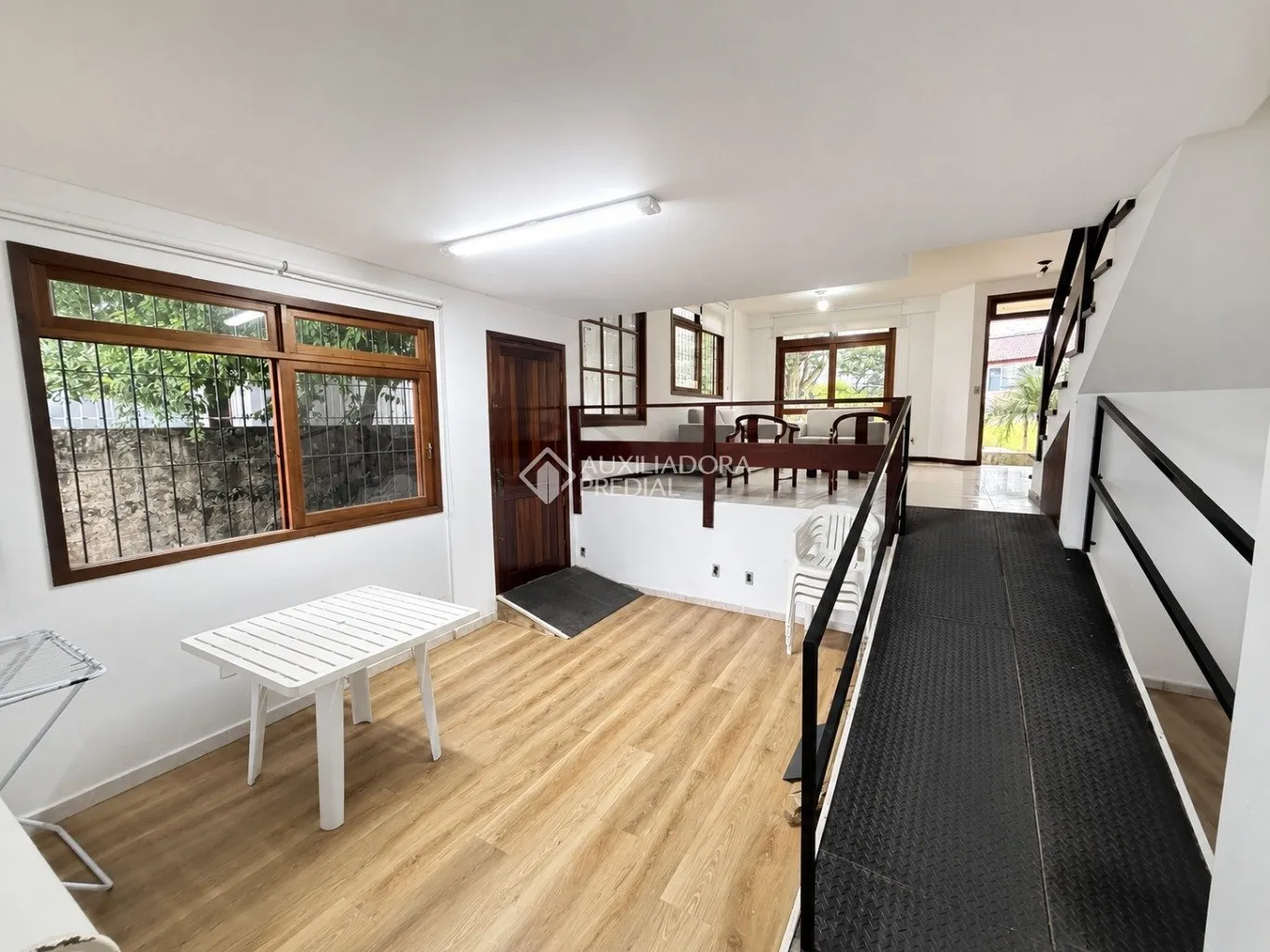 House with 5 bedrooms and 2 en-suites plus 2 parking — photo 8