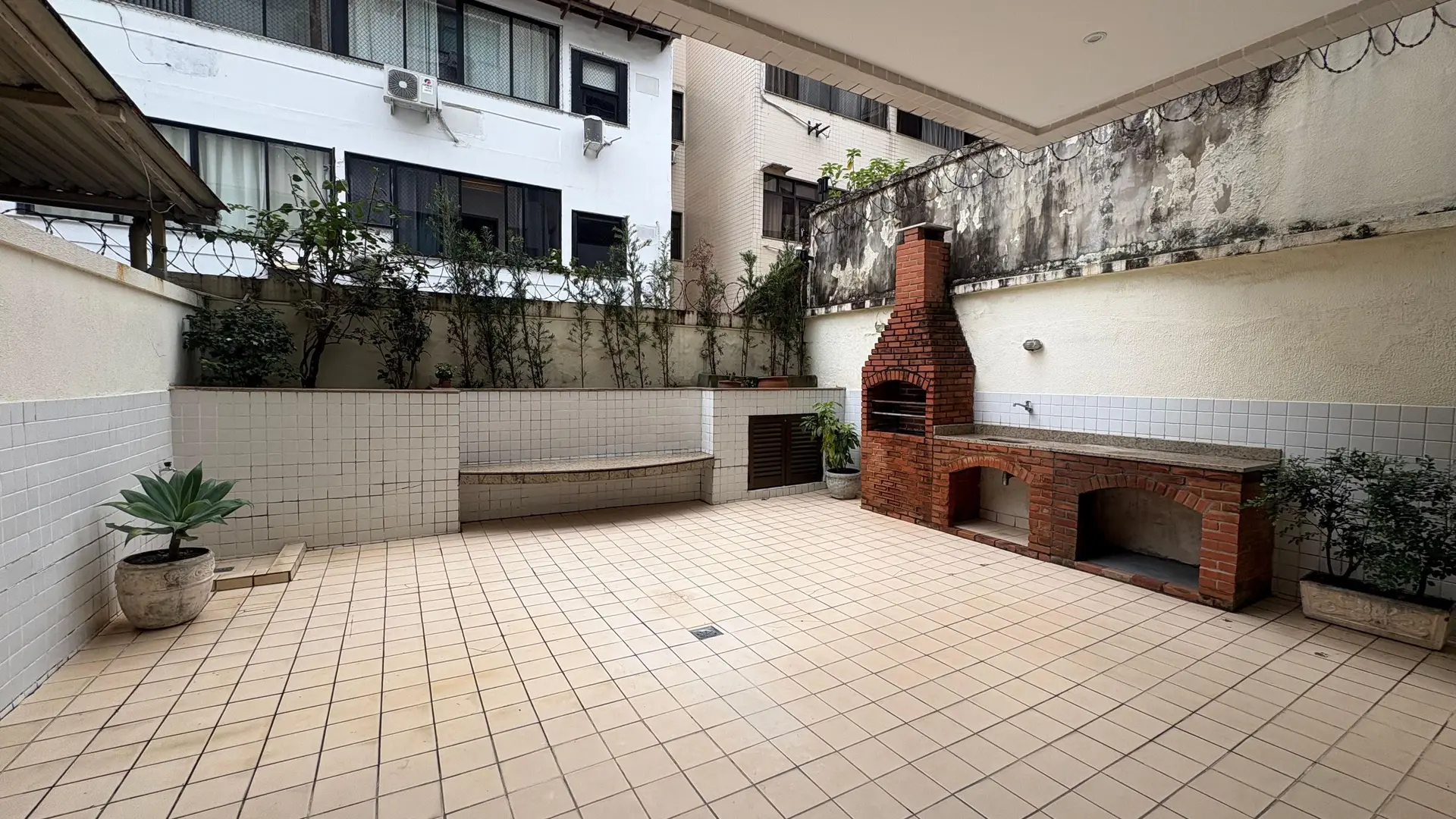 Glass-enclosed balcony in a 3-bedroom apartment, 120 m² — photo 10