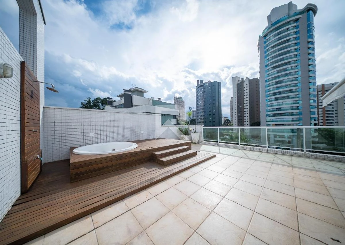 192 m² apartment with floor-to-ceiling windows and a bathtub — photo 37