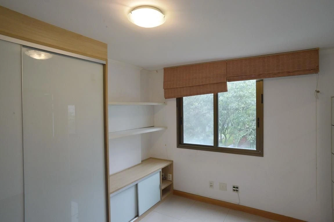Jacuzzi in a 4-bedroom apartment, 233 m² — photo 62