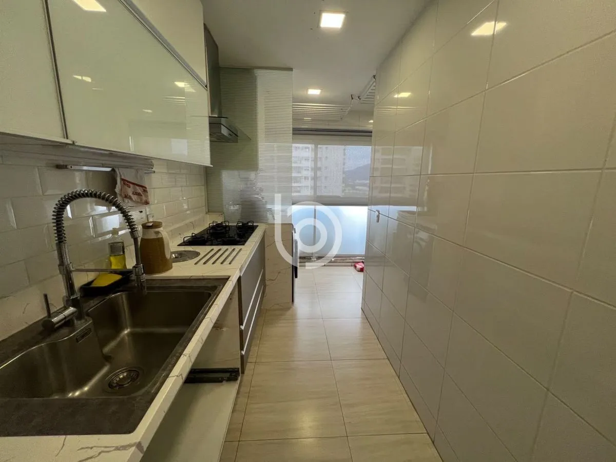 Balcony with a grill in a 4-bedroom apartment, 170 m² — photo 6