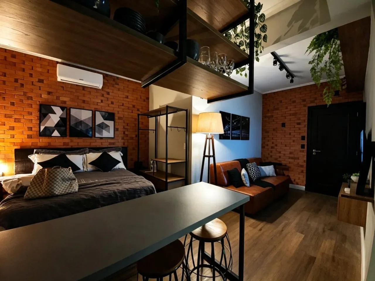Estudio amueblado con estilo industrial y cocina abierta — photo 17