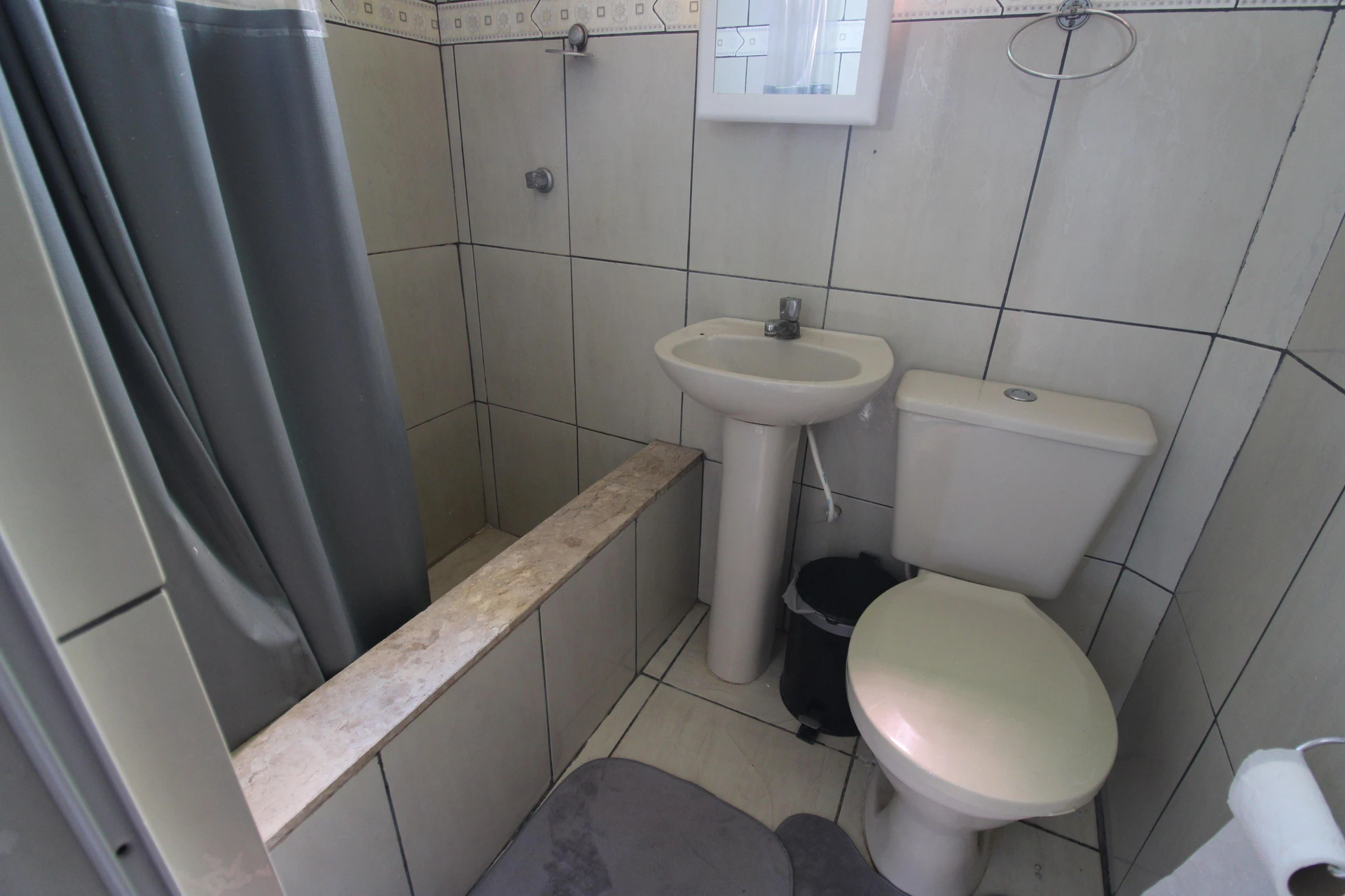 Furnished studio with kitchenette and en-suite — photo 15