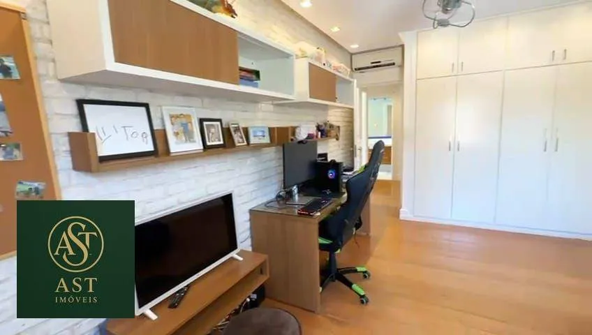 686 m² house with floor-to-ceiling windows and a bathtub — photo 69