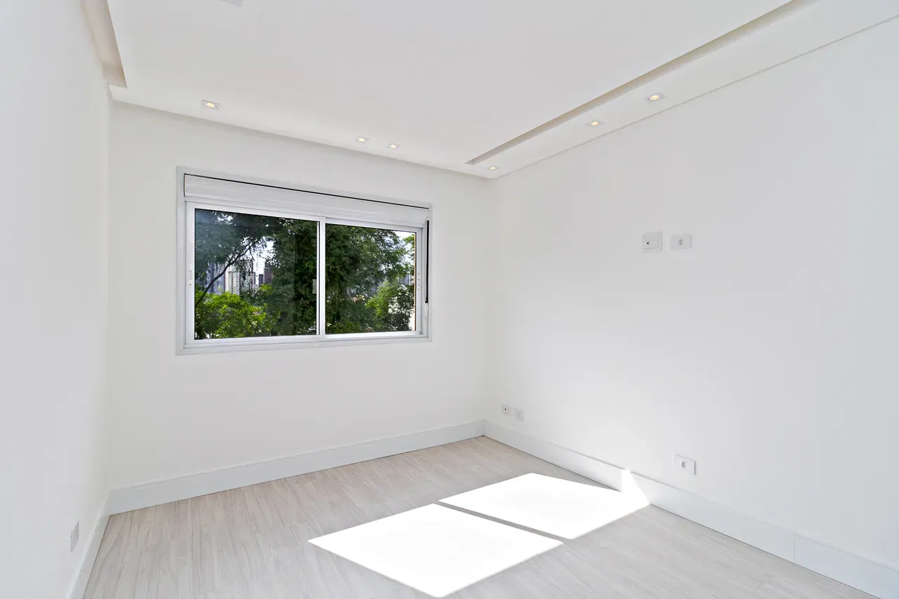 Balcony with a grill in a 4-bedroom apartment, 158 m² — photo 60