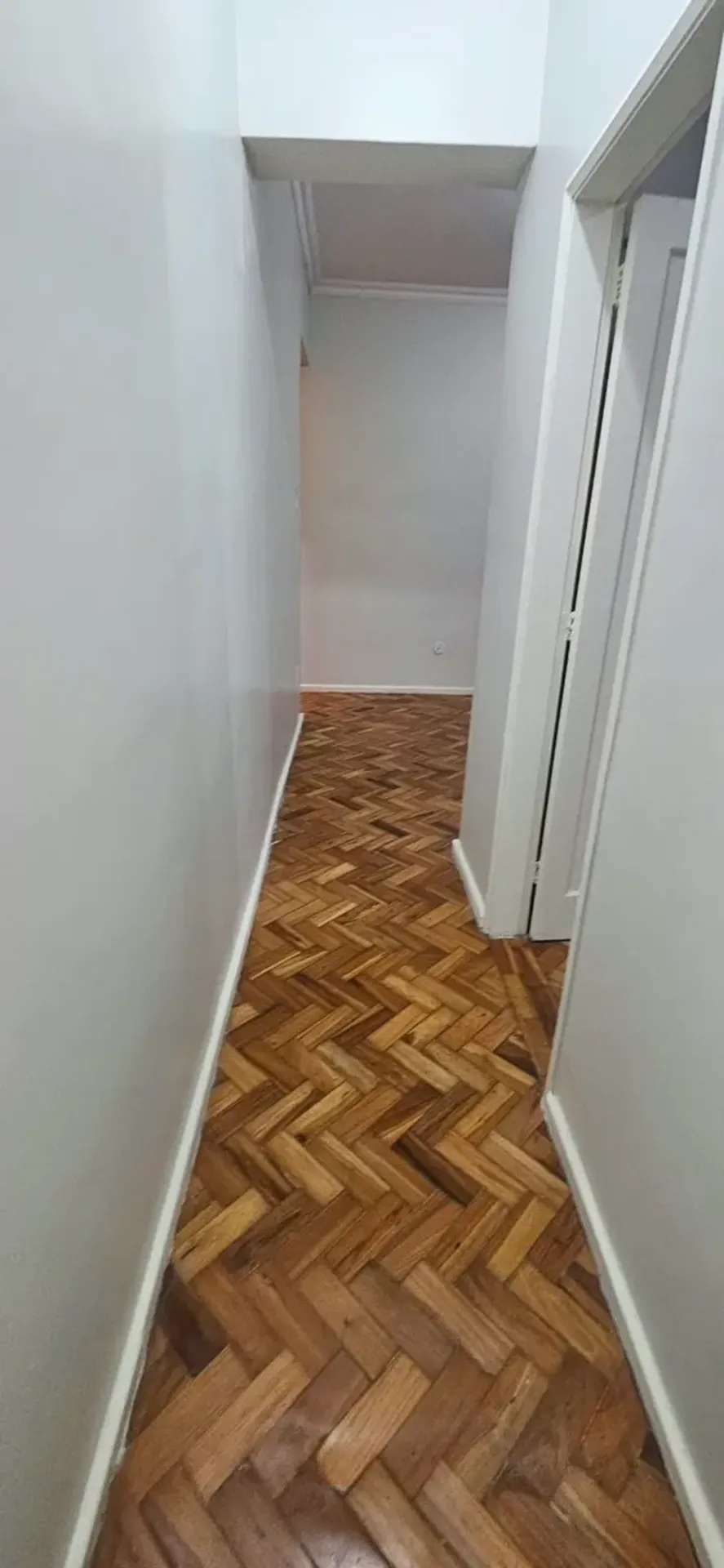 Apartamento de 2 quartos com piso de madeira ou laminado — photo 24