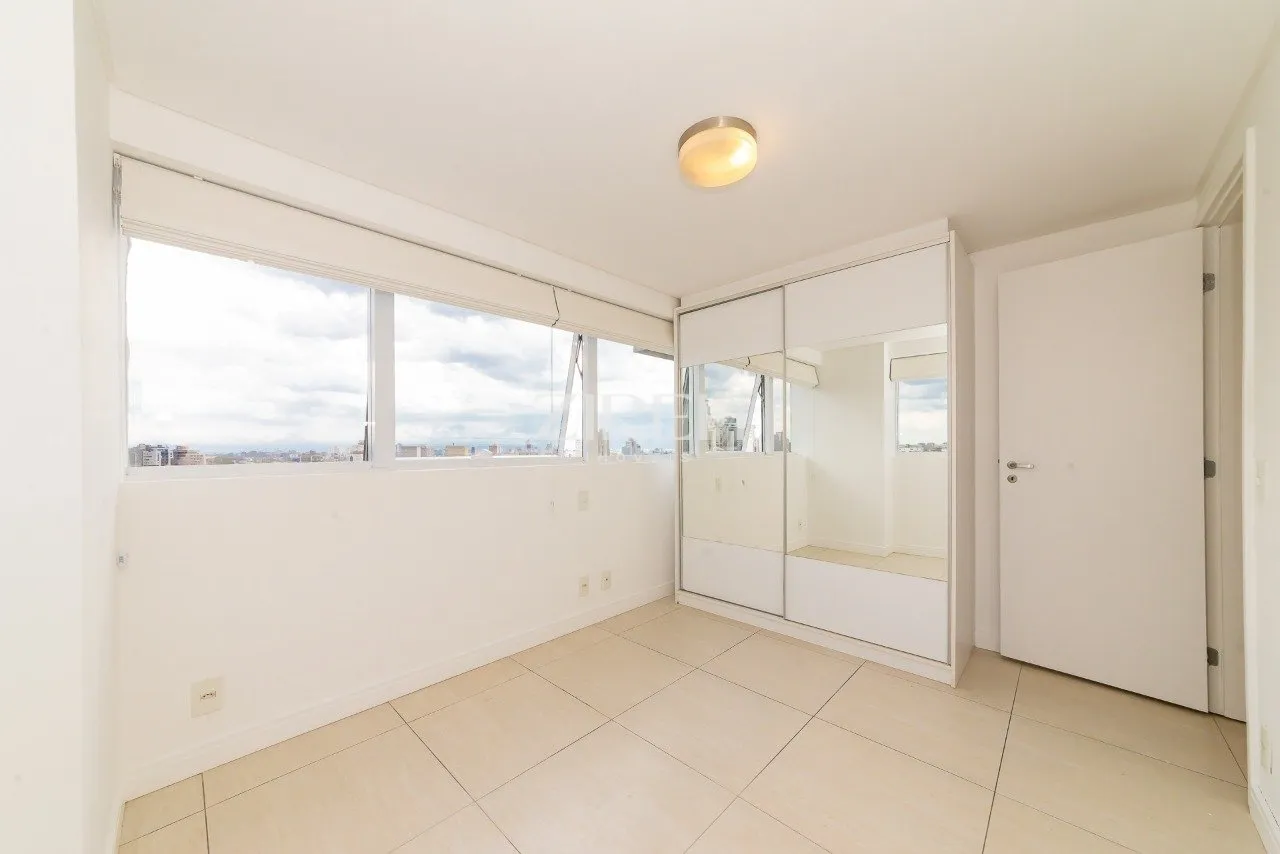Glass-enclosed balcony in a 2-bedroom apartment, 57 m² — photo 20