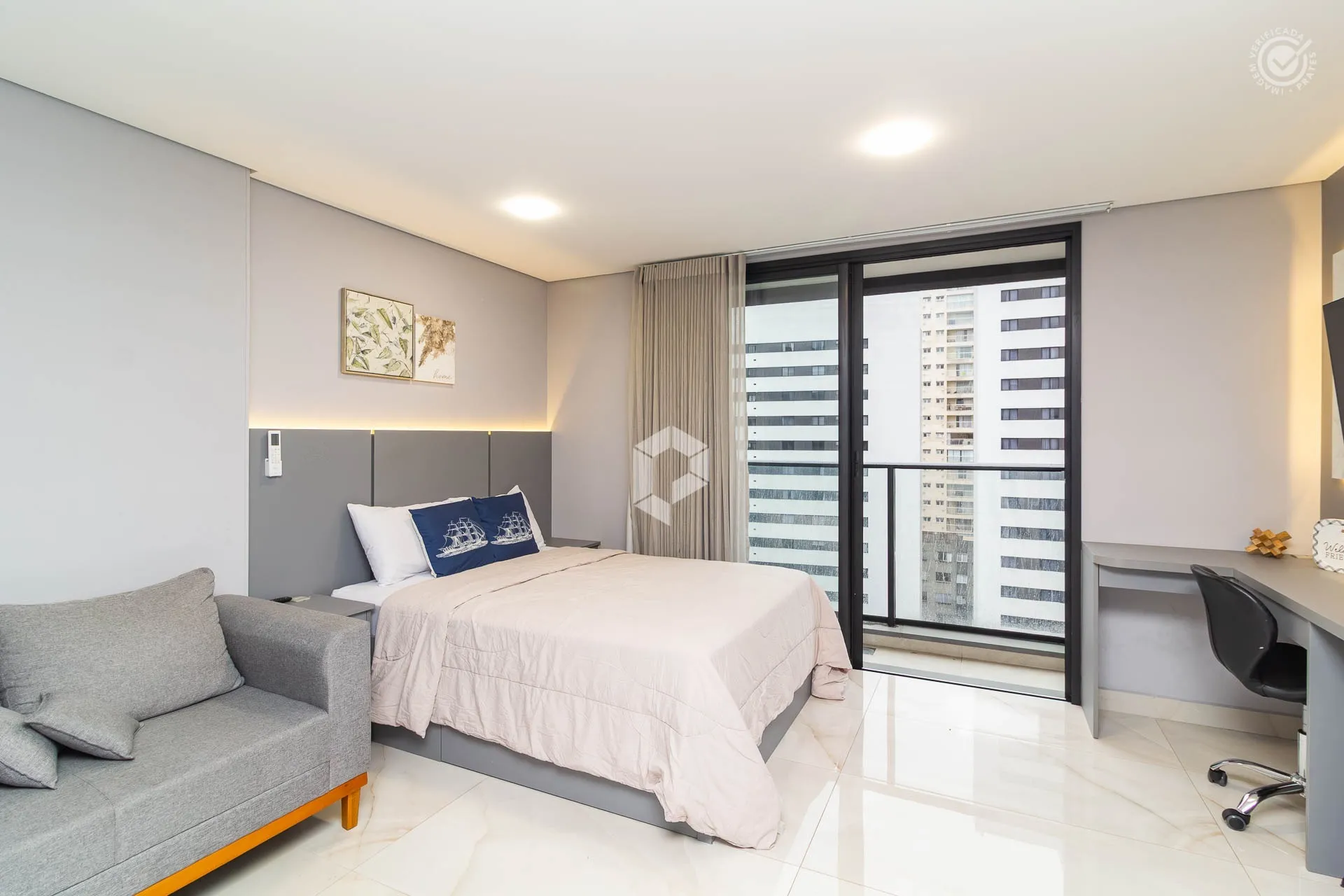 Furnished 1-bedroom apartment with open-plan kitchen — photo 3