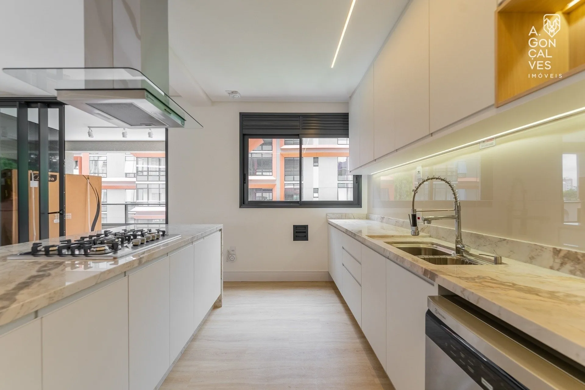 Furnished 223 m² apartment with 3 en-suites and 3 parking spots — photo 4