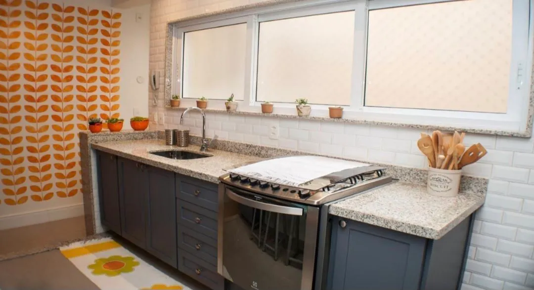 Furnished 1-bedroom with an open gas kitchen — photo 4