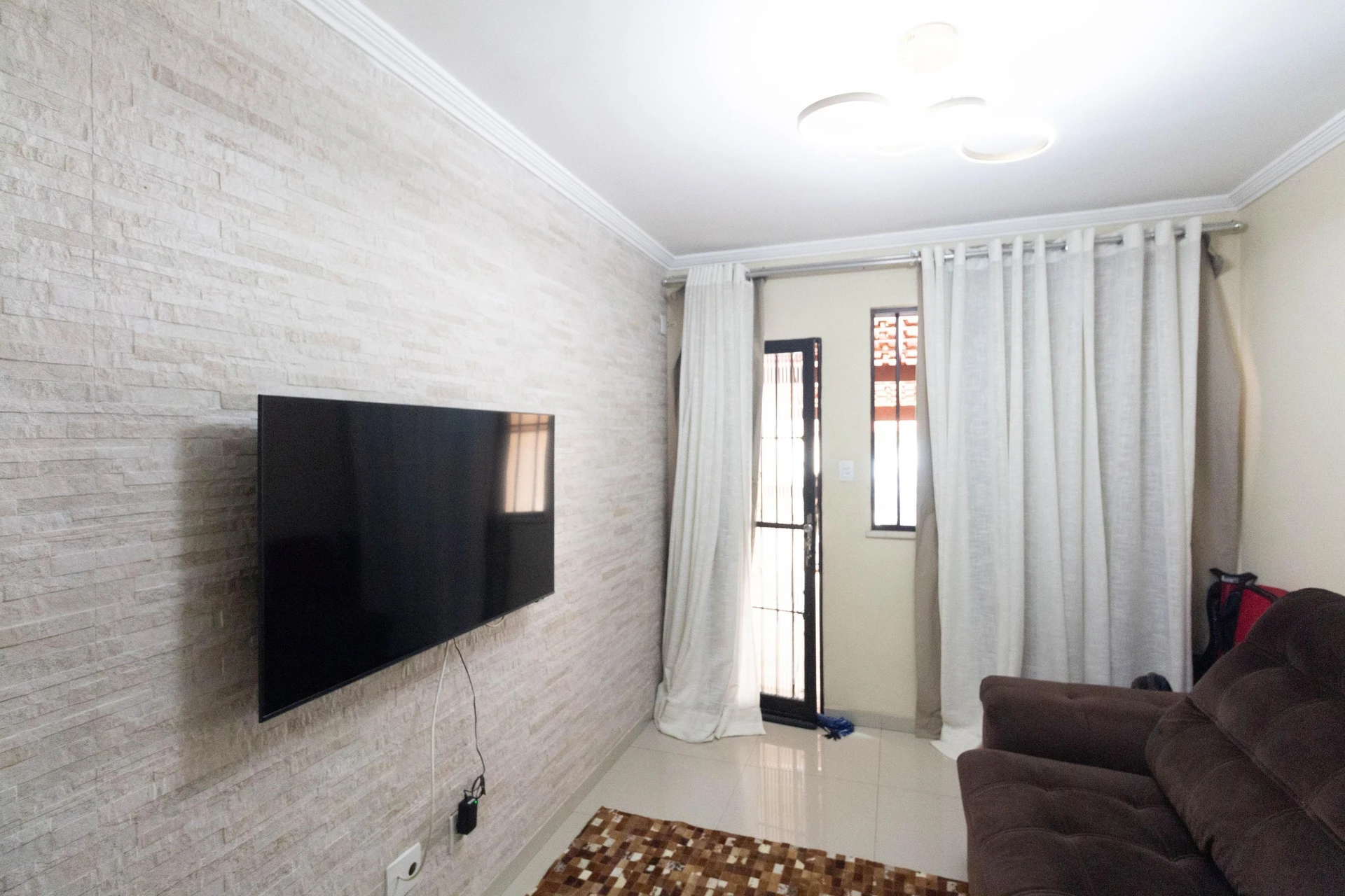 Balcony with a grill in a 2-bedroom house, 80 m² — photo 24