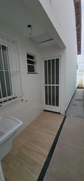 Unfurnished single-story house with 2 bedrooms and 2 baths — photo 4