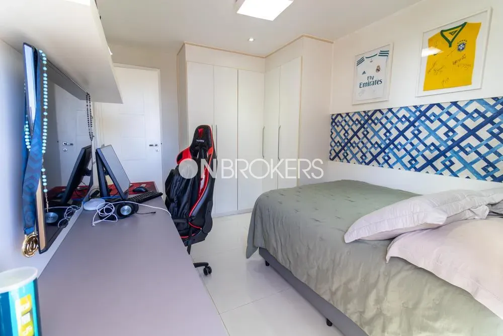 4-bedroom apartment in a building with a gym — photo 22
