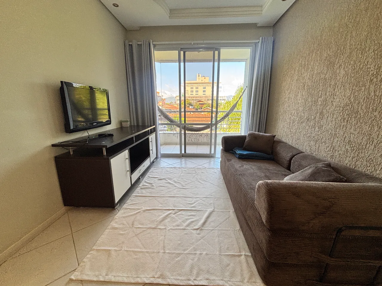 Furnished 1-bedroom apartment with open-plan kitchen