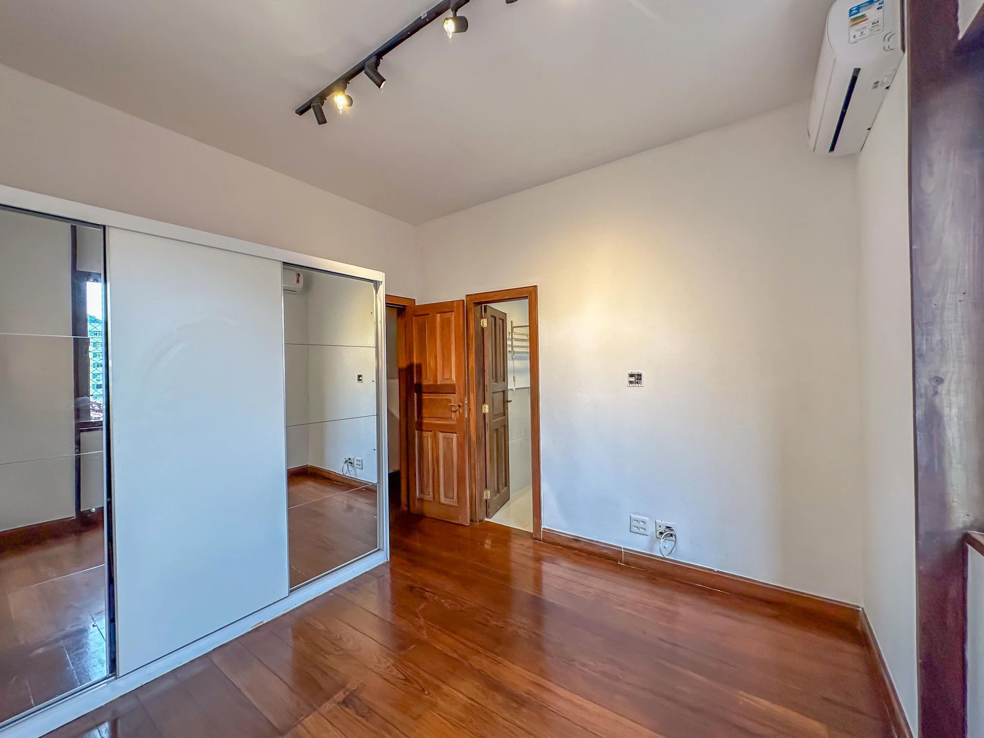 Apartment, 275 m², with a glass-enclosed balcony — photo 48