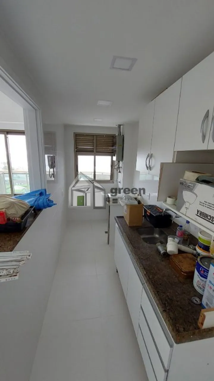 Unfurnished 1-bedroom apartment with enclosed balcony — photo 2