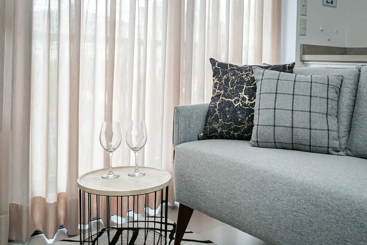 Floor-to-ceiling windows in a one-bedroom apartment, 32 m² — photo 4