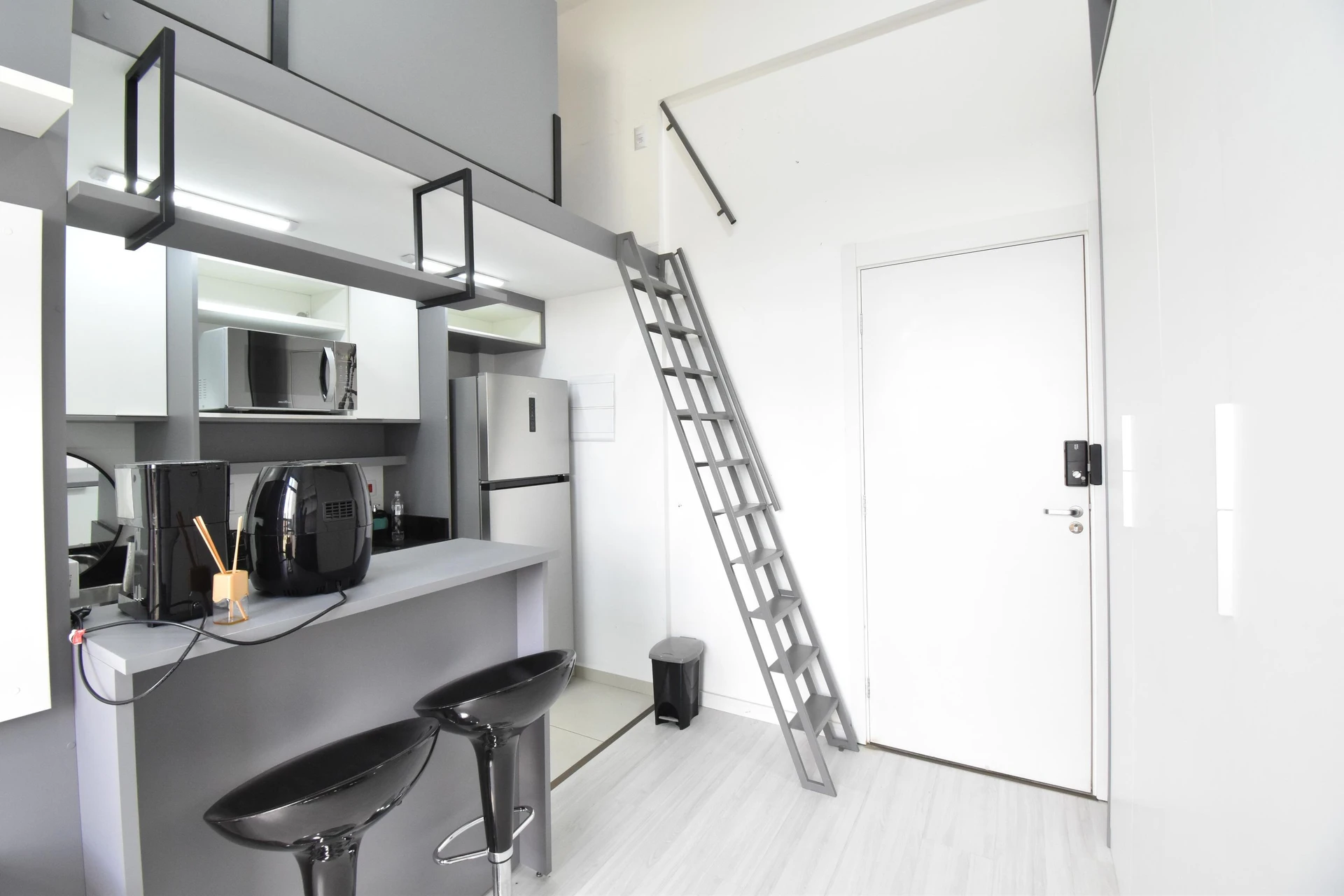 One-bedroom apartment in a building with a gym — photo 10