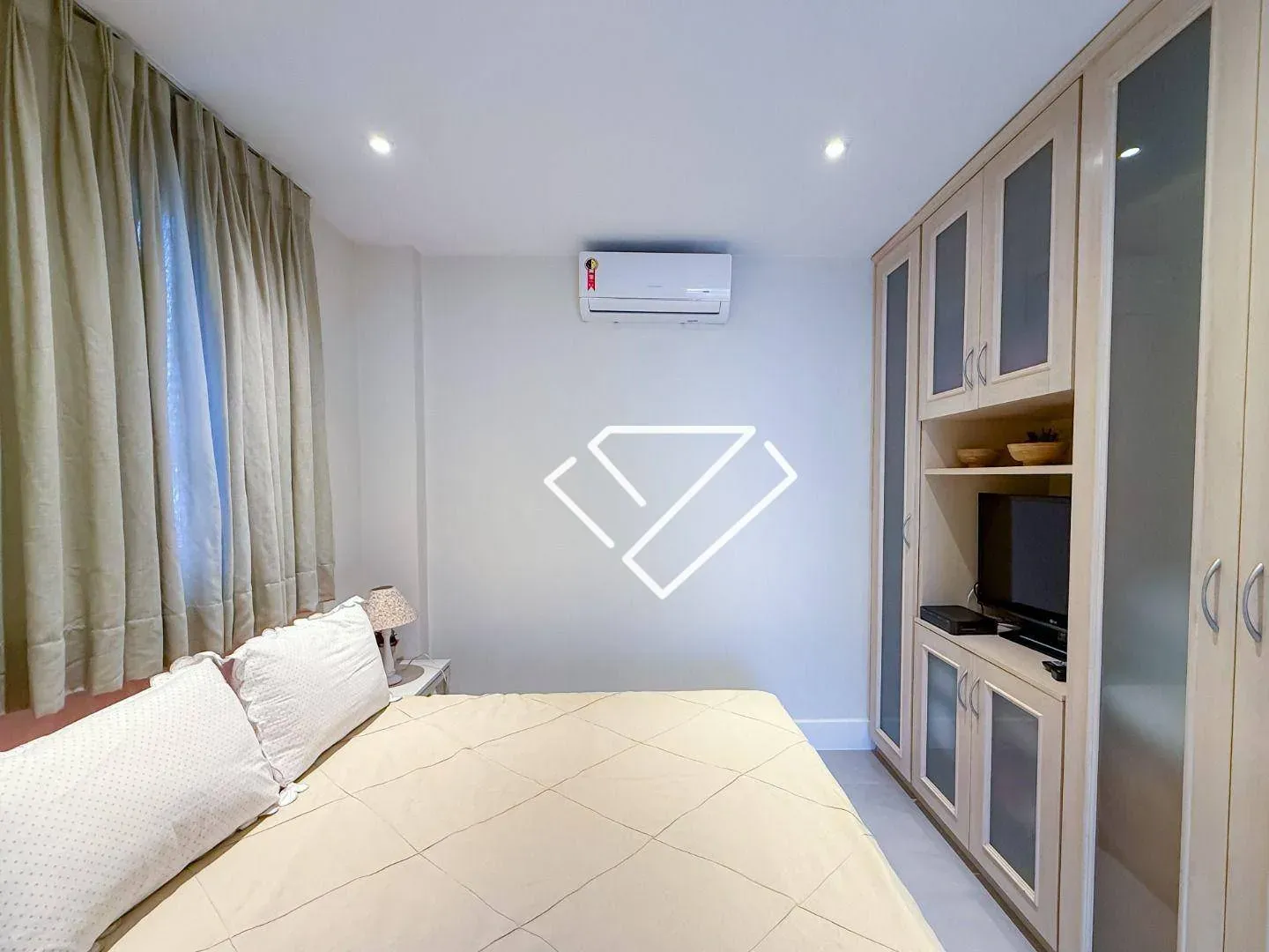 Furnished 4-bedroom apartment on the 6th floor — photo 33
