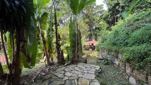 Furnished house, 395 m², with a glass-enclosed balcony — photo 14