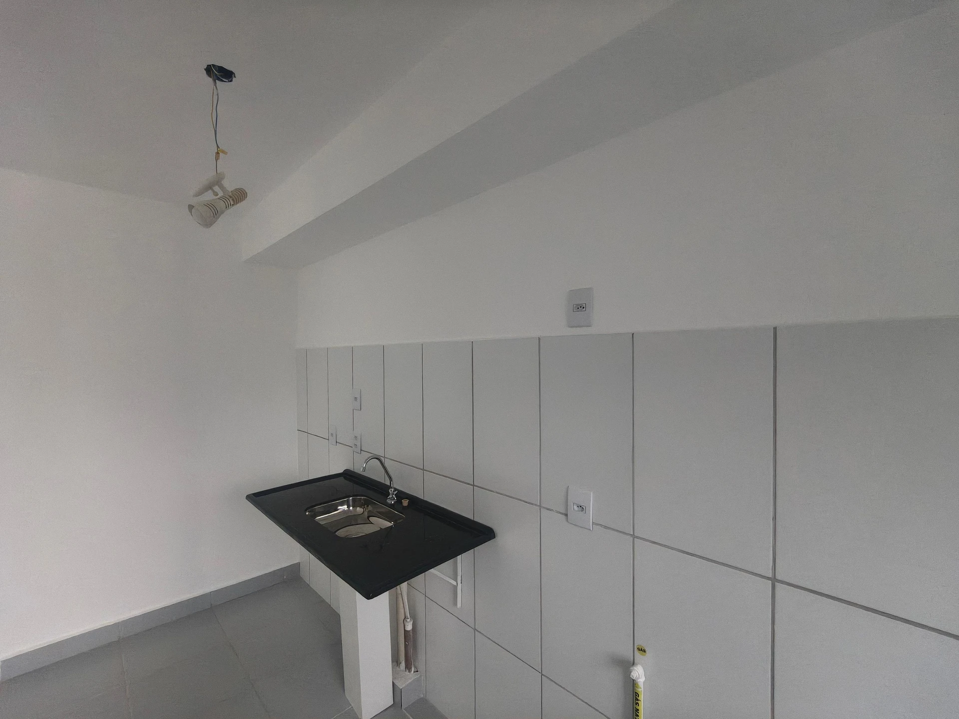 2-bedroom apartment with balcony and glass-enclosed shower — photo 14