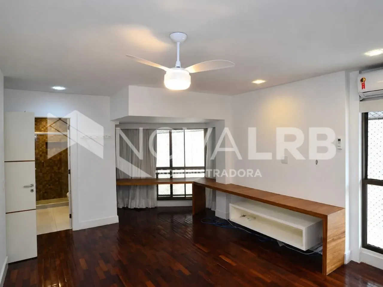 4-bedroom apartment with enclosed glass balcony — photo 28