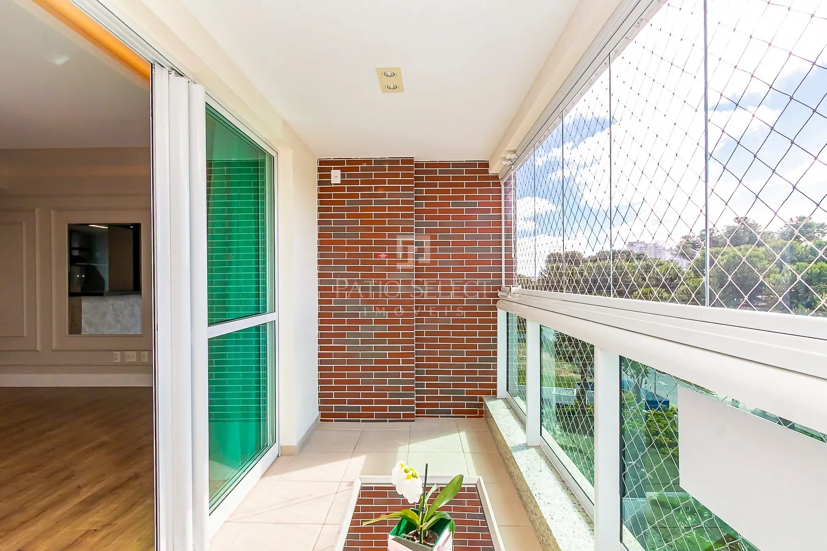 Apartment on the 8th floor with a glass-enclosed balcony — photo 33