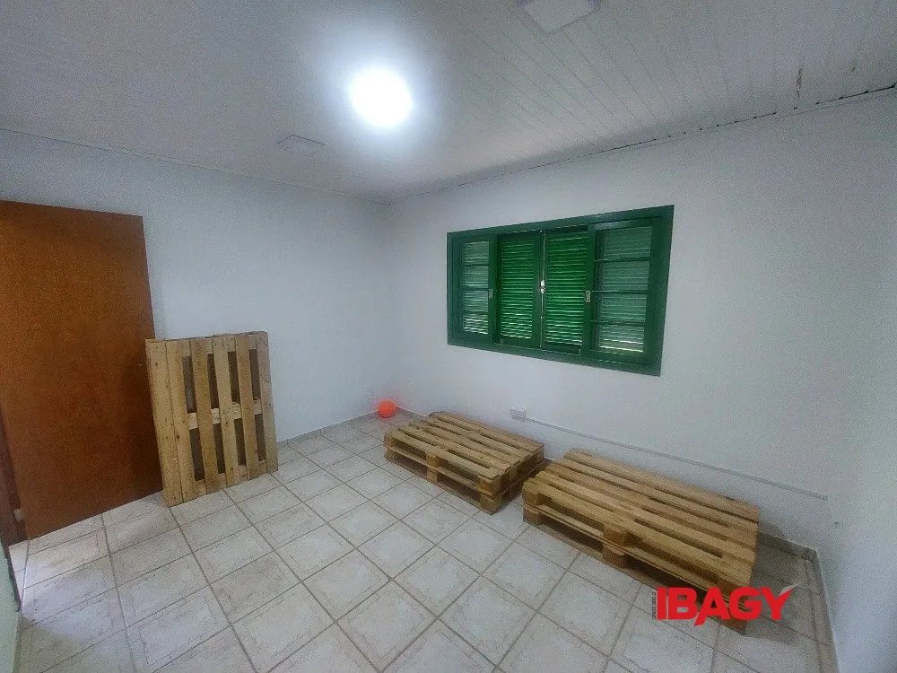 Furnished house with 5 bedrooms on 5200 m² — photo 44