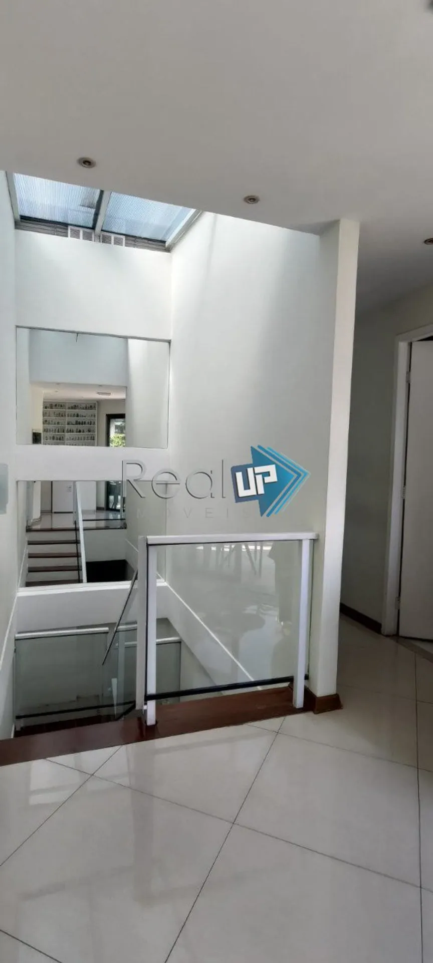 Unfurnished apartment with 3 bedrooms and a glazed balcony — photo 30