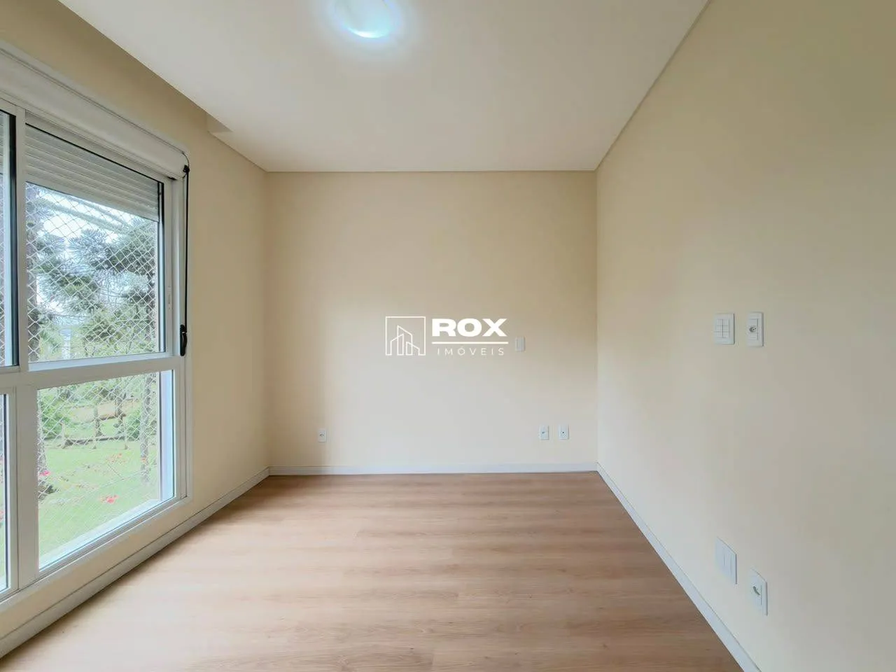 Glass-enclosed balcony in a 3-bedroom apartment, 105 m² — photo 7