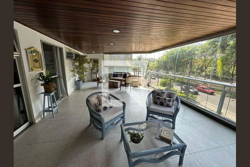 Glass-enclosed balcony in a 3-bedroom apartment, 132 m² — photo 6