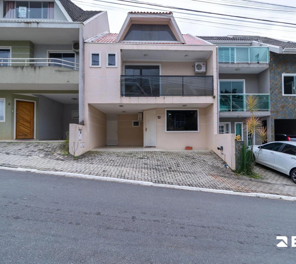 Balcony with a grill in a 3-bedroom house, 118 m² — photo 17
