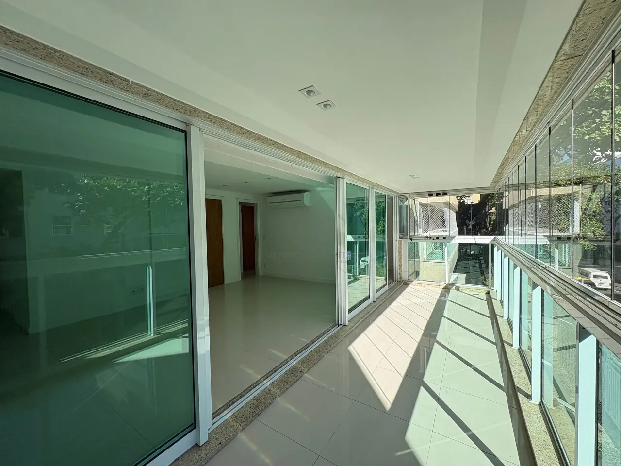 4-bedroom apartment with enclosed glass balcony — photo 15