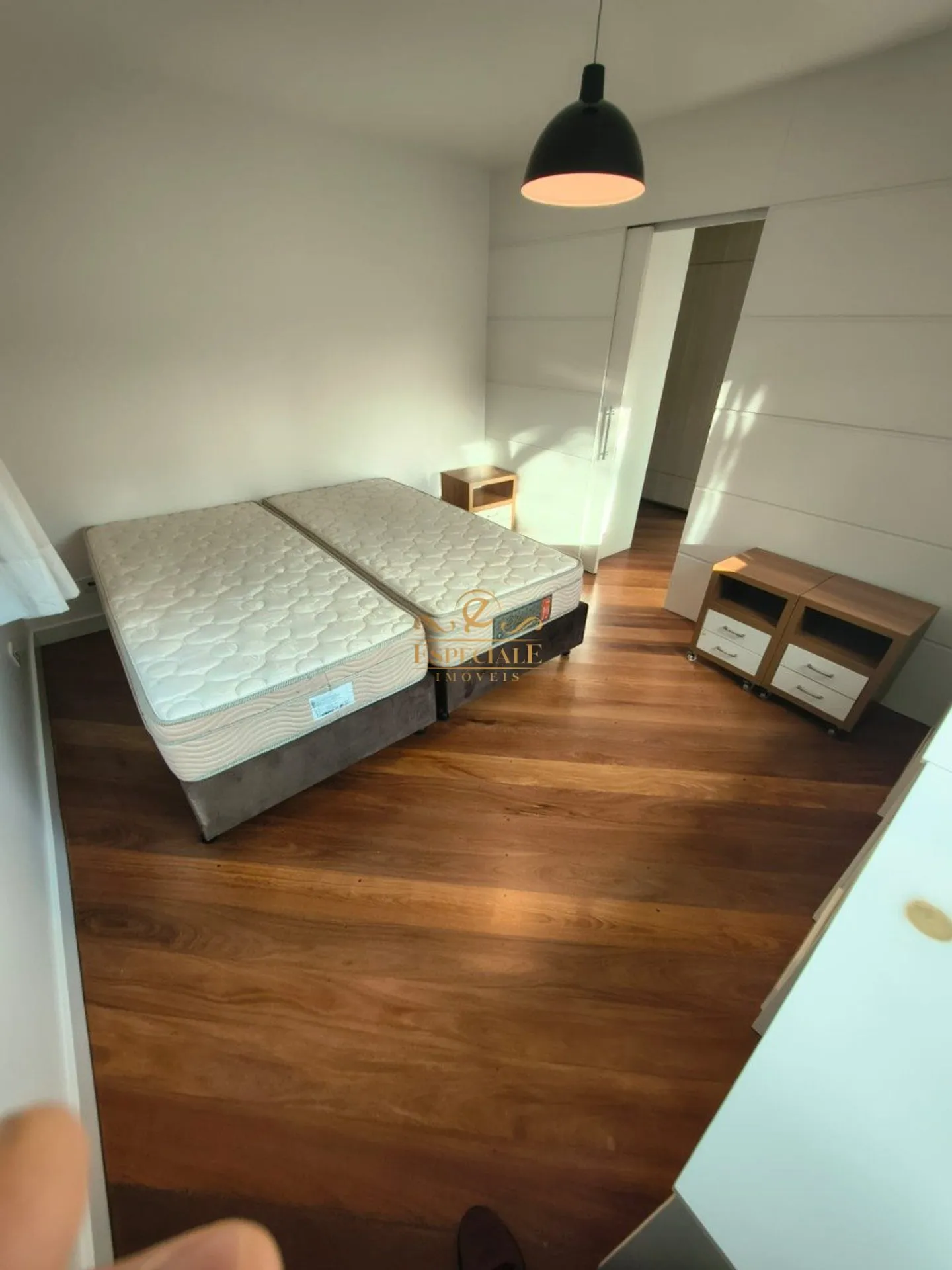 House with 5 bedrooms and a modern open-plan kitchen — photo 21