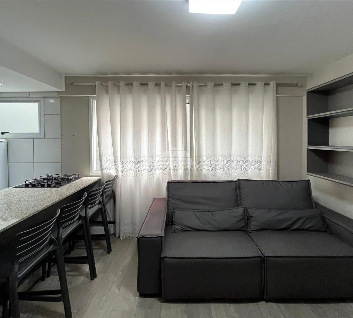 Furnished 1-bedroom apartment with open-plan gas kitchen — photo 14
