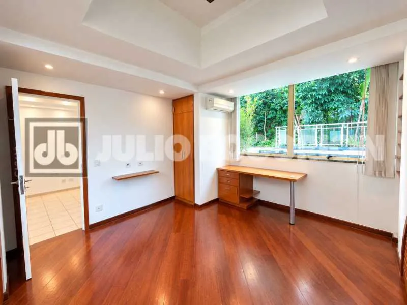 3-bedroom apartment with a park view in Rio de Janeiro — photo 38