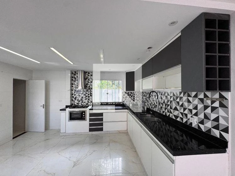 Furnished house, 226 m², with a glass-enclosed balcony