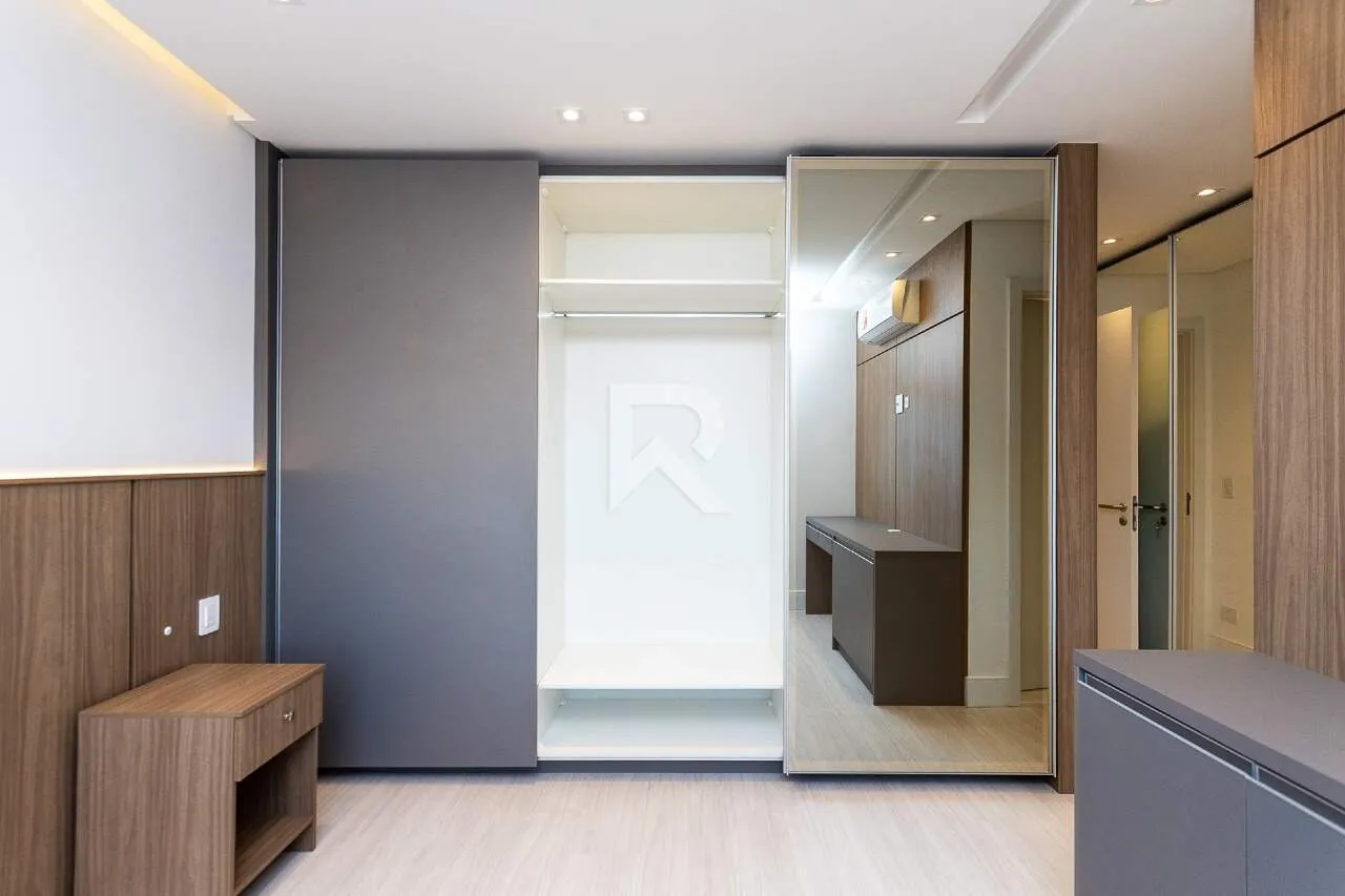 159 m² apartment with 4 bedrooms and a glassed-in balcony — photo 23
