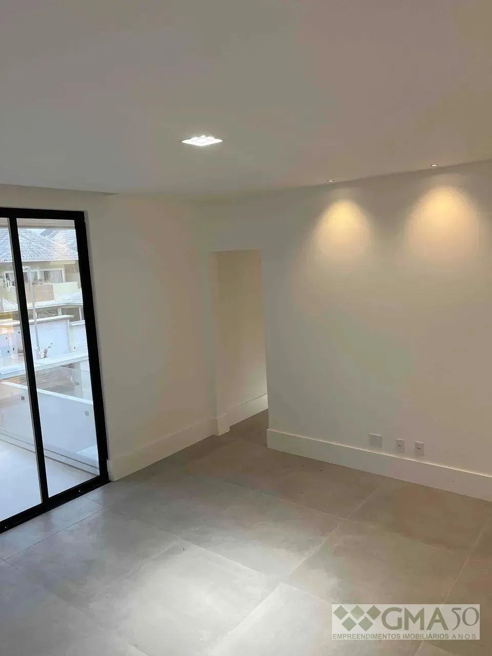 Unfurnished house with open-plan kitchen and 3 parking spots — photo 12