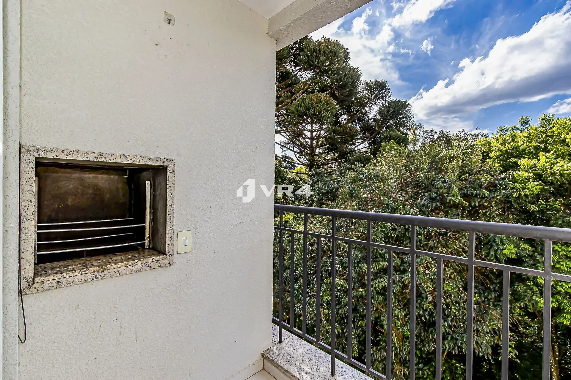 Balcony with a grill in a 2-bedroom apartment, 70 m² — photo 14