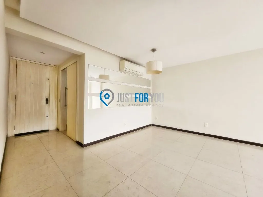 Apartamento com 3 dormitórios e varanda fechada de vidro — photo 8
