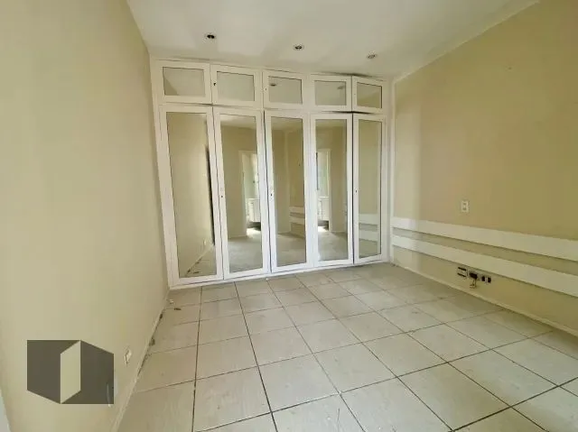 Unfurnished apartment with a glass-enclosed balcony — photo 11